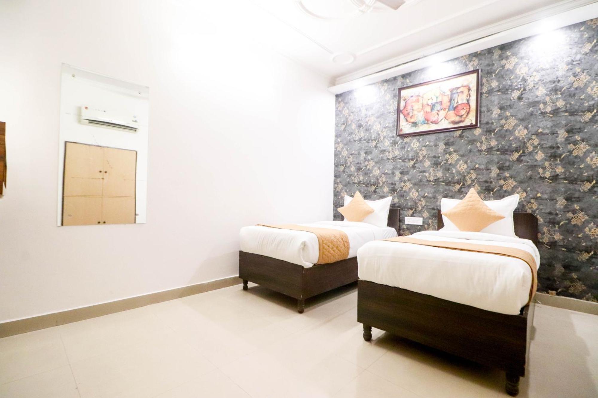 Hotel Vvs Near Delhi Airport Нью-Дели Экстерьер фото