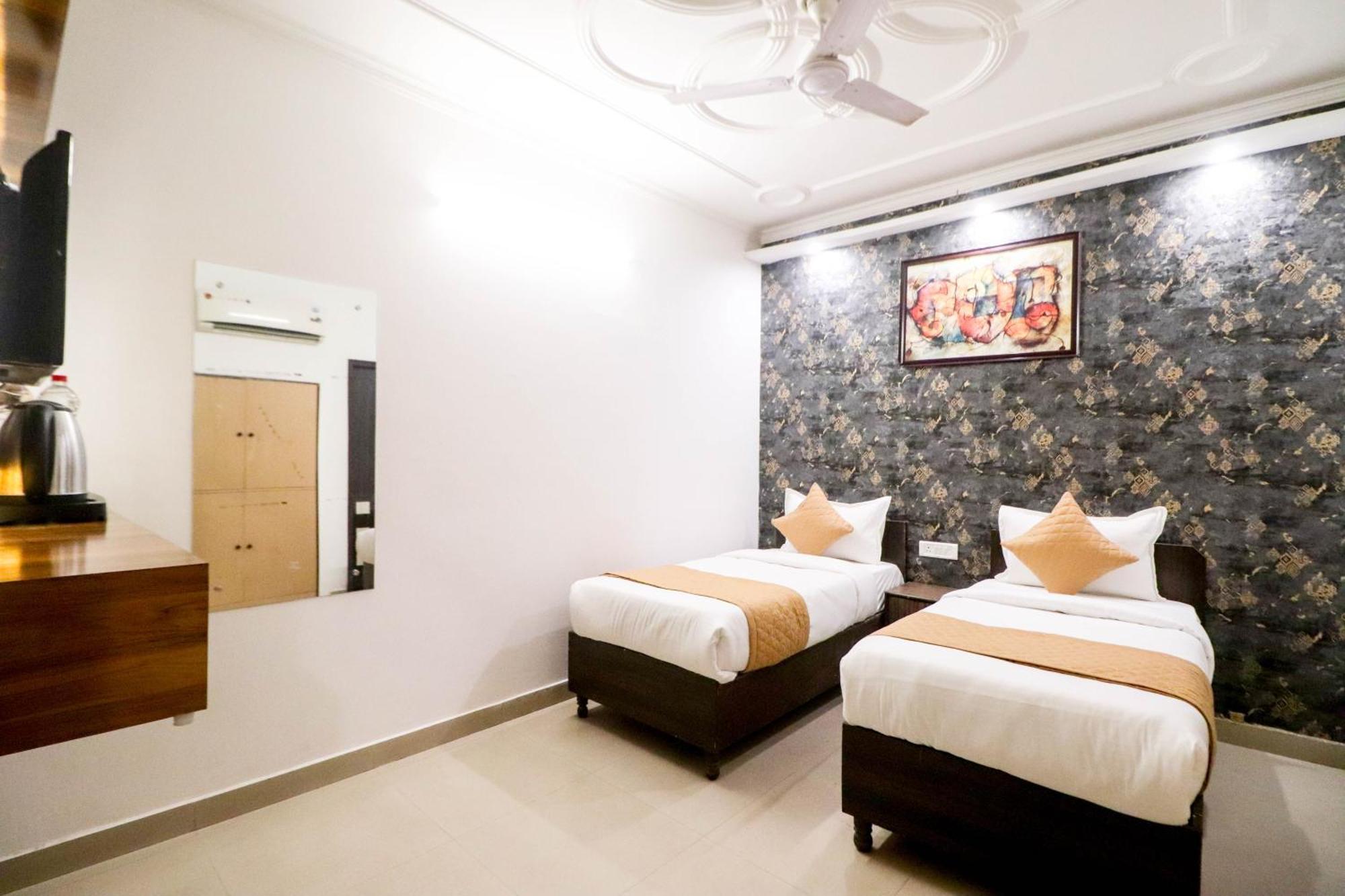 Hotel Vvs Near Delhi Airport Нью-Дели Экстерьер фото