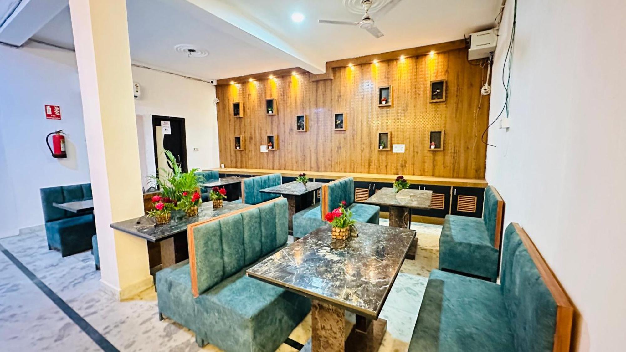 Hotel Vvs Near Delhi Airport Нью-Дели Экстерьер фото
